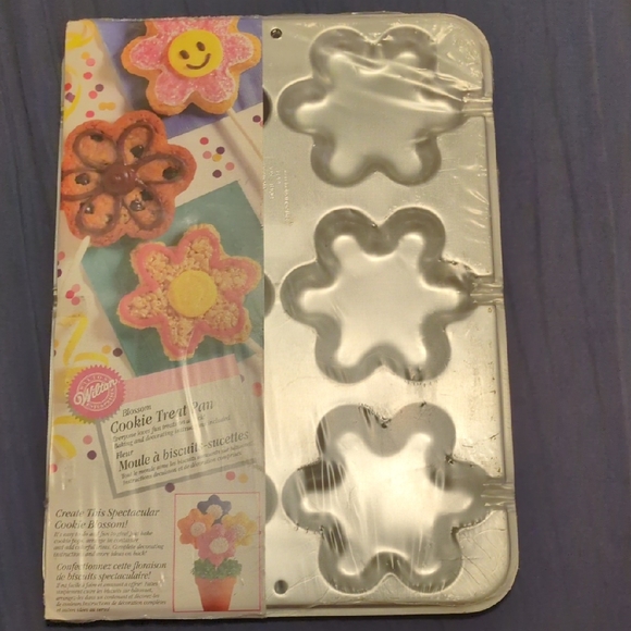 Wilton Other - Wilton Silver Flower Cookie Pan